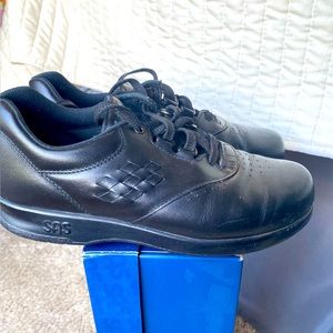 Women’s SAS Black lace up shoes. Size 6M
